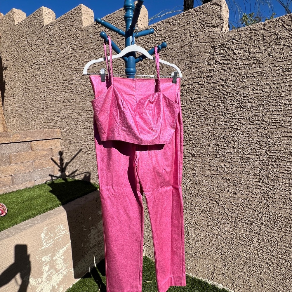 Vibrant Pink Women's Cropped Pants & mid top.